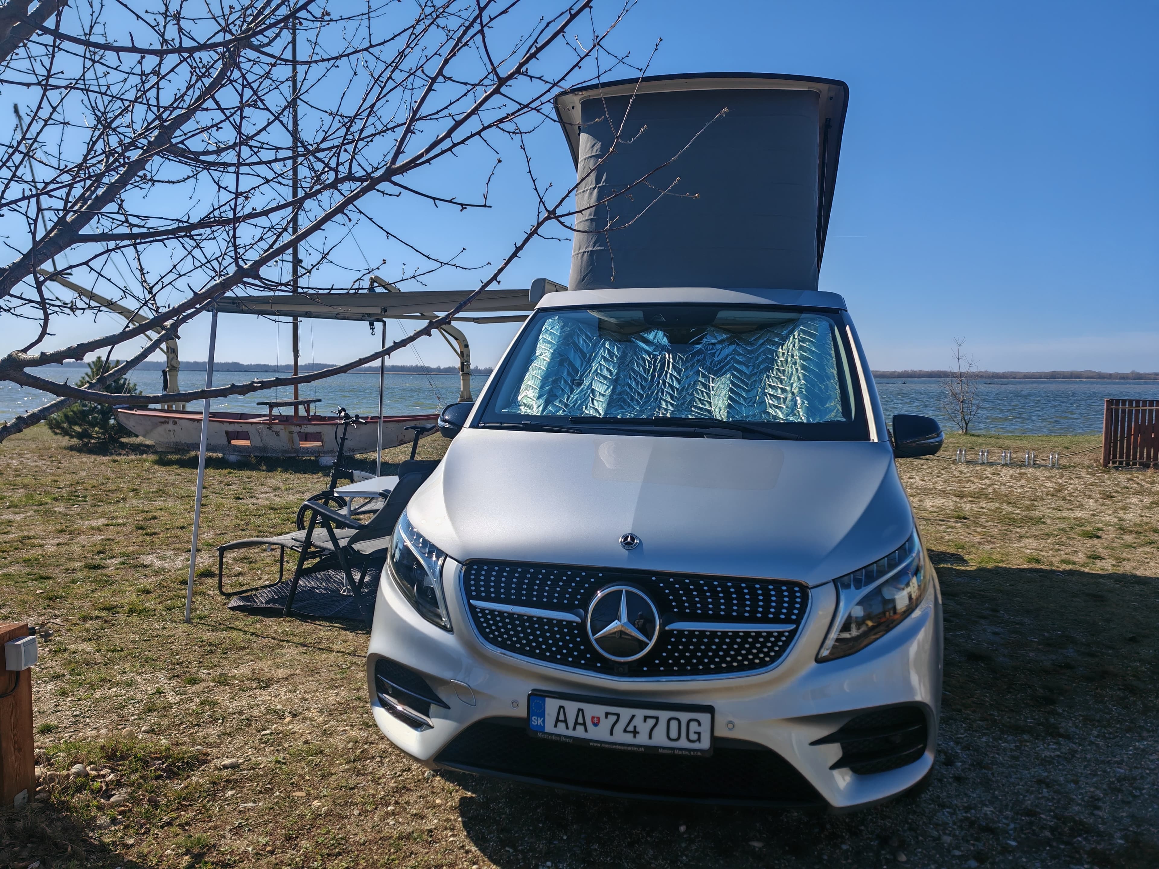 Rozložená markíza a zdvíhacia strecha