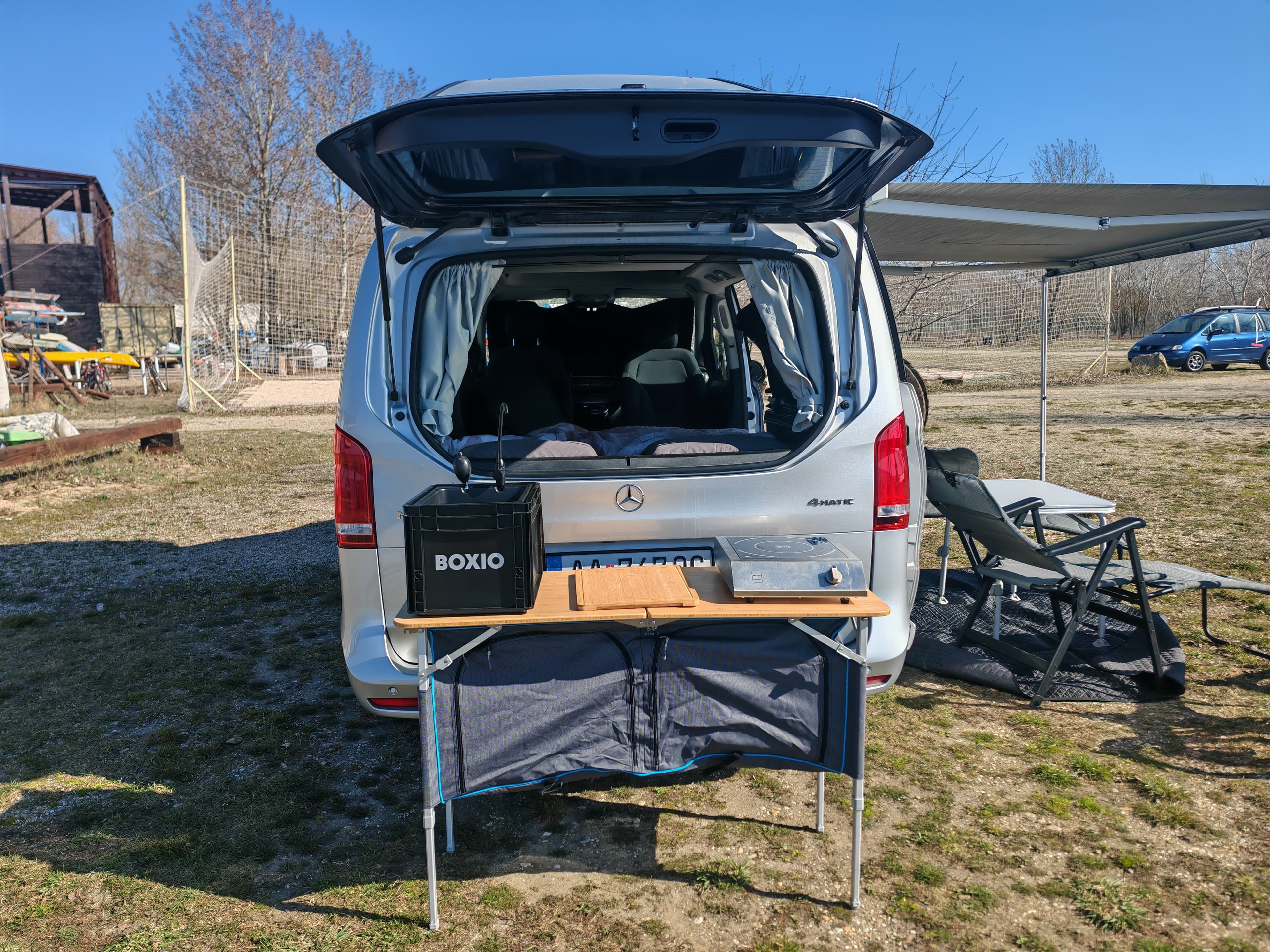 Posedenie pod markízou