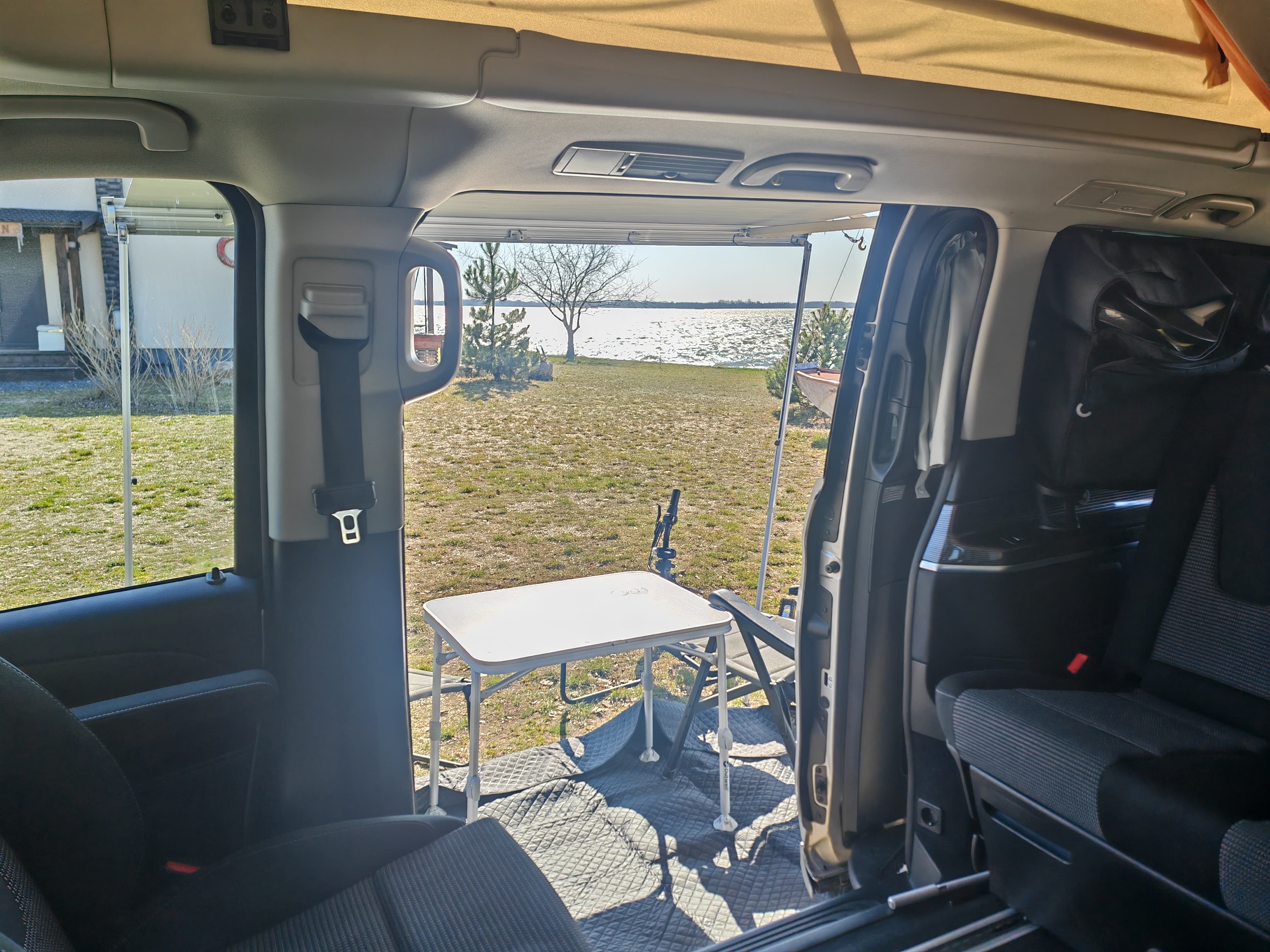 Výhľad z karavanu na jazero