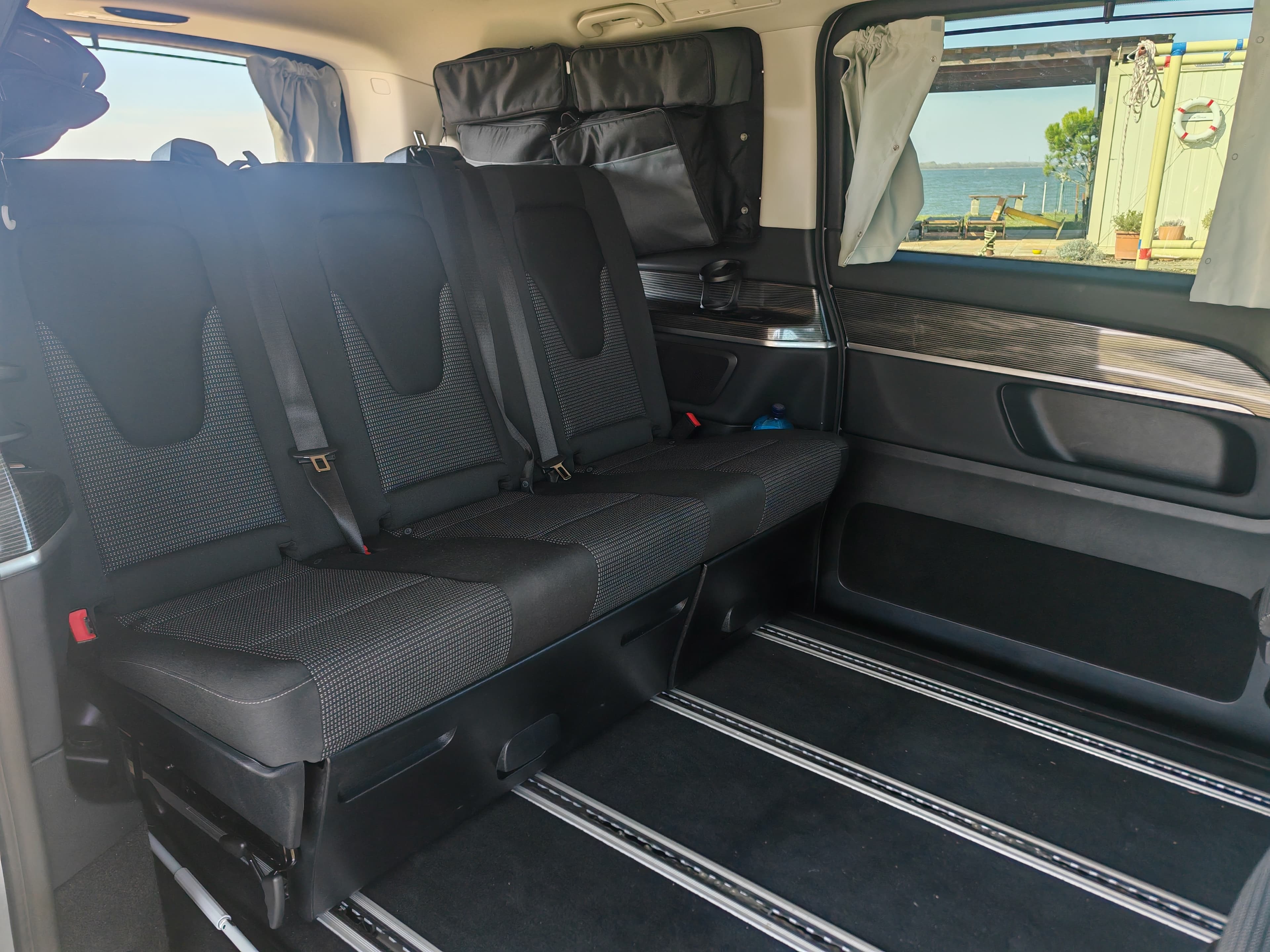 Zadné sedadlá s koľajnicovým systémom