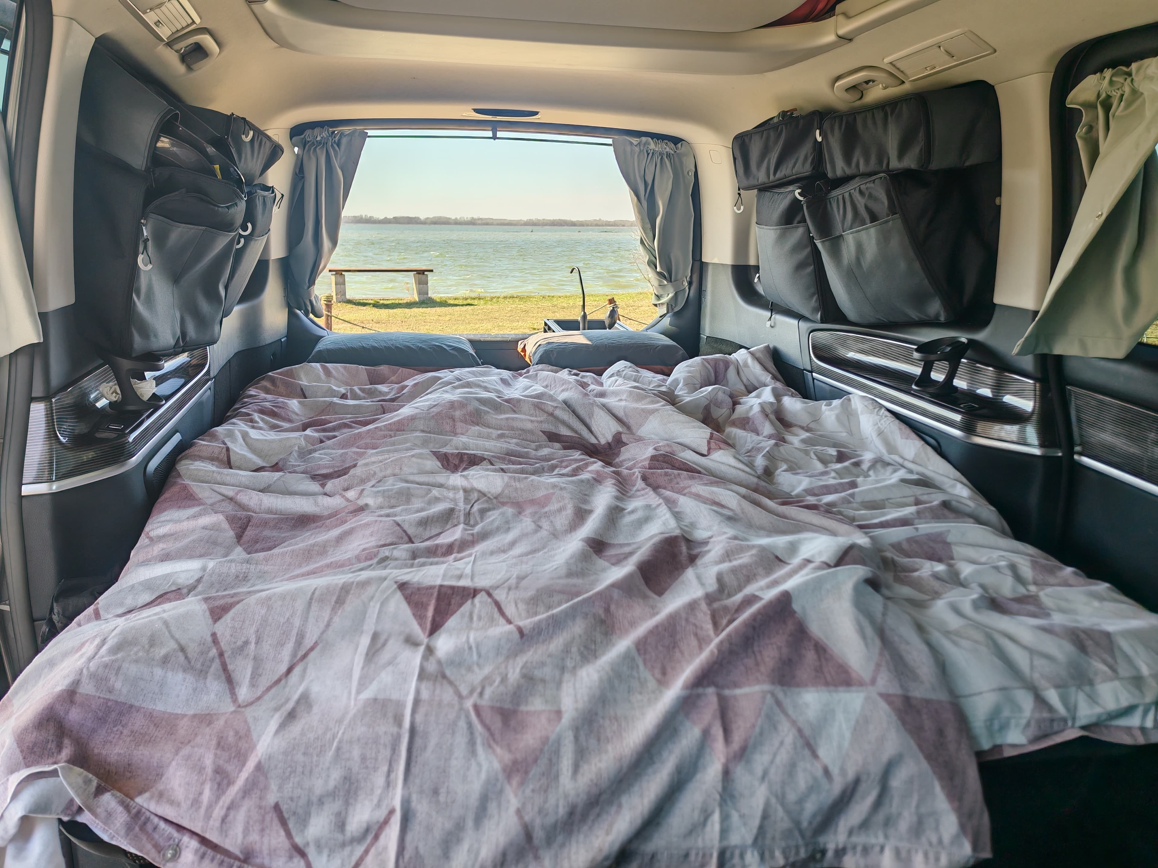 Rozložená posteľ v karavane